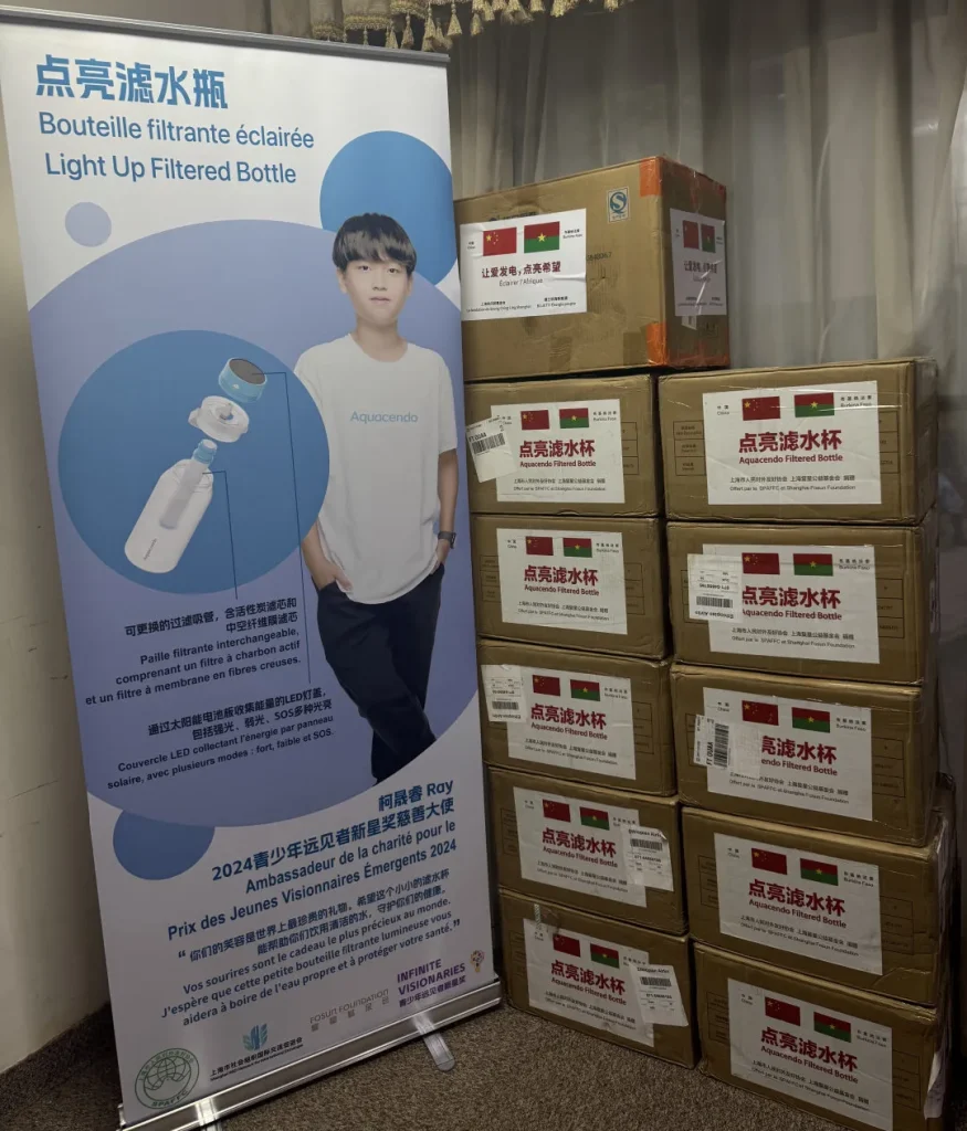 “点亮滤水瓶”是2024青少年远见者新星奖“慈善大使”柯晟睿发起的公益项目。