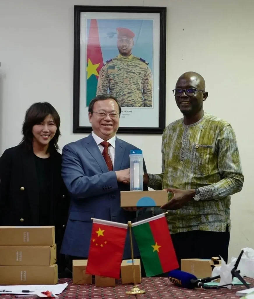 上海市友协会长陈靖（中）和复星基金会联席执行秘书长俞曦（左）给布方捐赠500个“点亮滤水瓶”