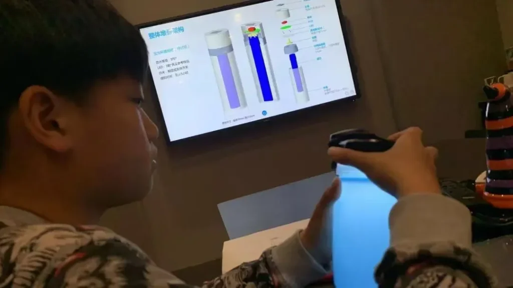 柯晟睿同学设计的“点亮滤水瓶”